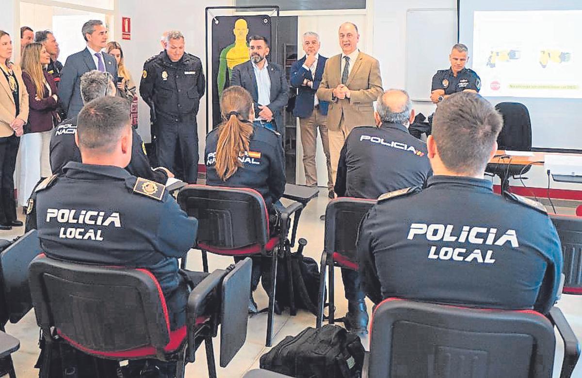 Un momento de la visita al IVASPE.