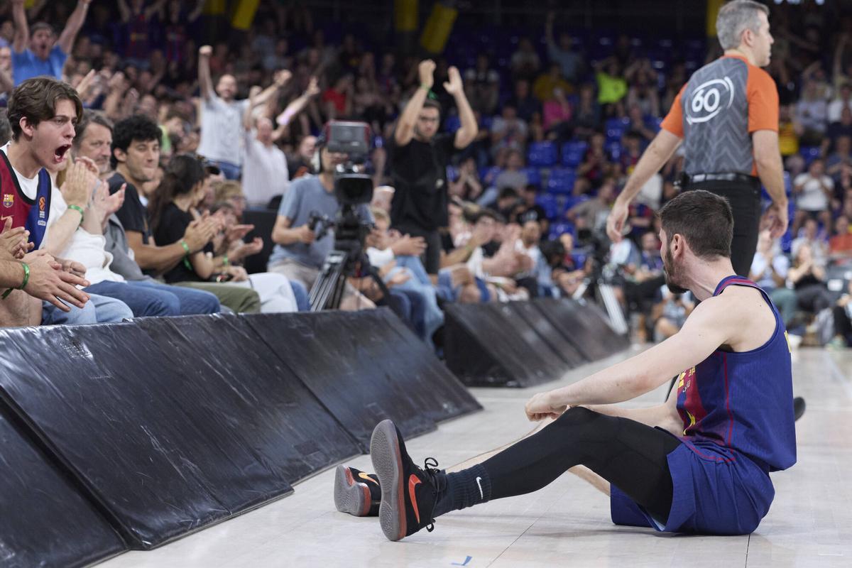 Darío Brizuela celebra un triple desde el suelo tras sufrir una personal.