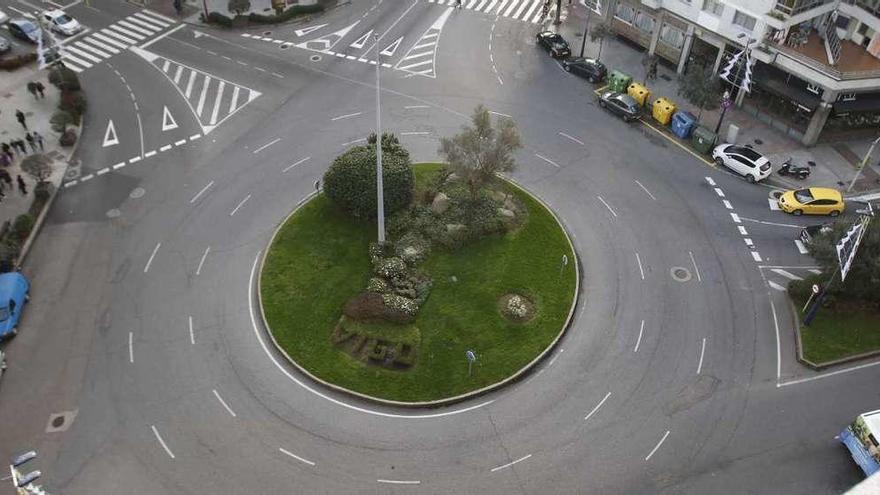 La rotonda de Travesía de Vigo con Jenaro de la Fuente y Gregorio Espino. // Alba Villar