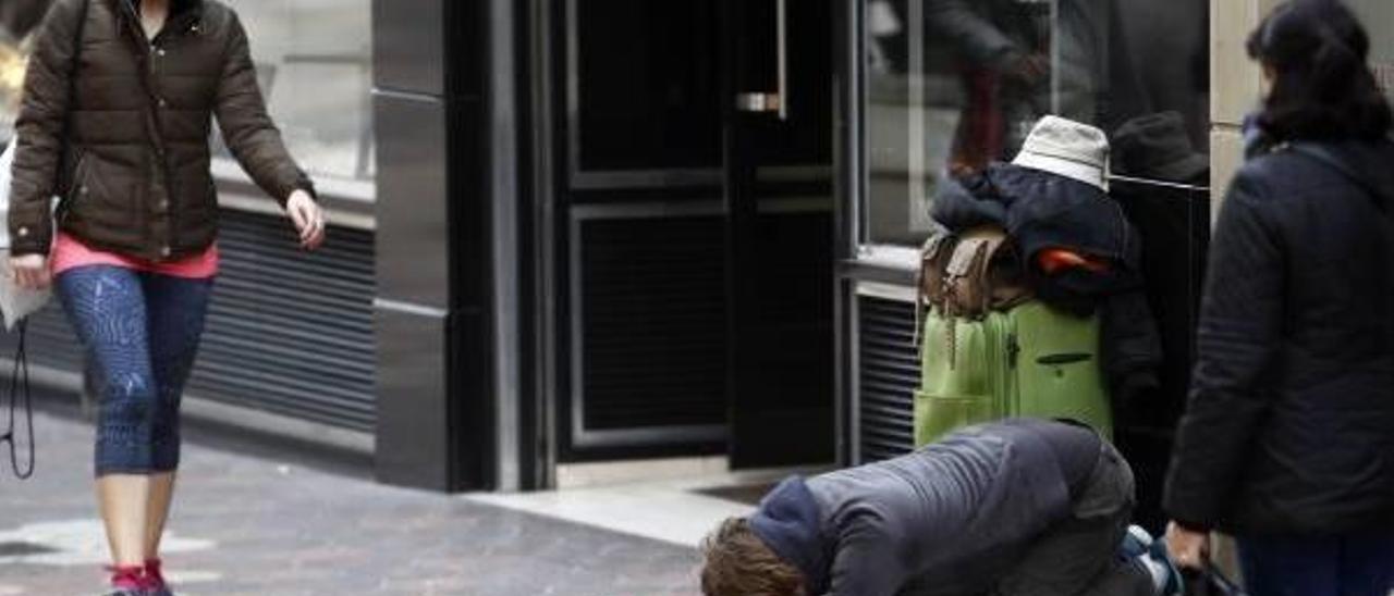 Una persona pide limosna en una calle de la ciudad de València.