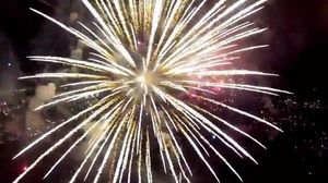 Focs artificials sobre Palm Beach (Florida, EUA) gravats amb un drone.