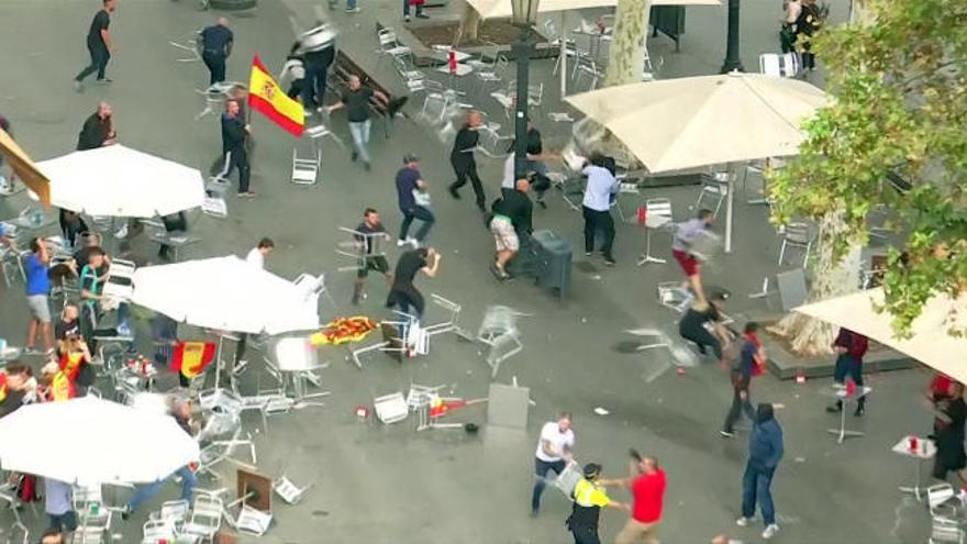 Batalla campal entre ultras de fútbol en el centro de Barcelona