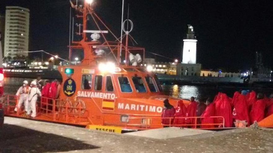 Los inmigrantes rescatados fueron trasladados al puerto de Málaga.