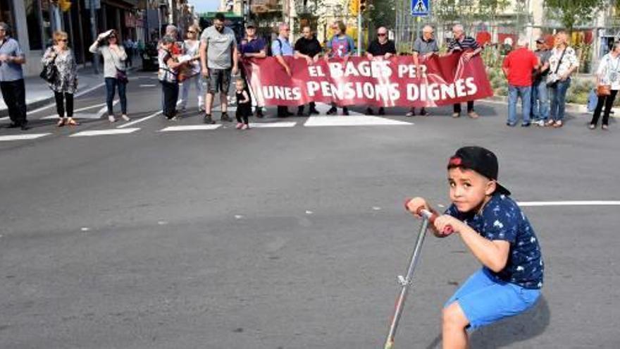 Un nen amb un patinet a la rotonda de la Bonavista, durant el tall de trànsit