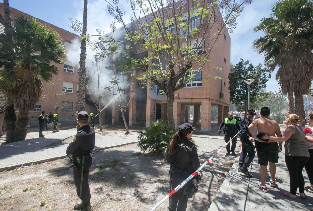 Rescatan a 8 personas en un inmueble del barrio Virgen del Carmen por un fuego iniciado en el soportal