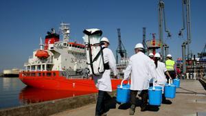 Arribada a Barcelona, el 2008, de barcos amb aigua procedents de Tarragona. Aquell any Catalunya va viure un dels pitjors episodis de sequera. | DANNY CAMINAL