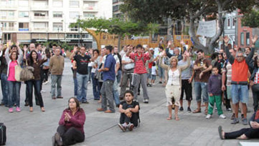 Un momento de la asamblea celebrada a última hora de la tarde del viernes en el Parque de San Telmo de la capital grancanaria. i LUIS DEL ROSARIO