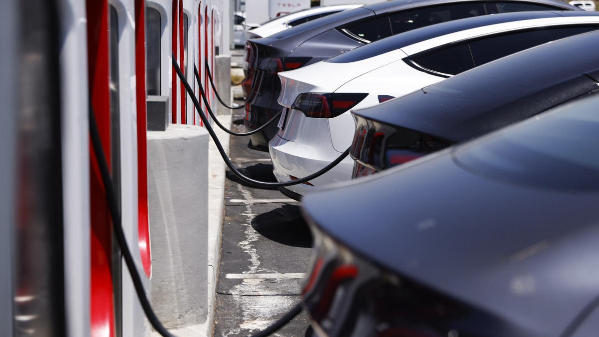 La venta de coches eléctricos supera por primera vez a la de diésel en el primer semestre.