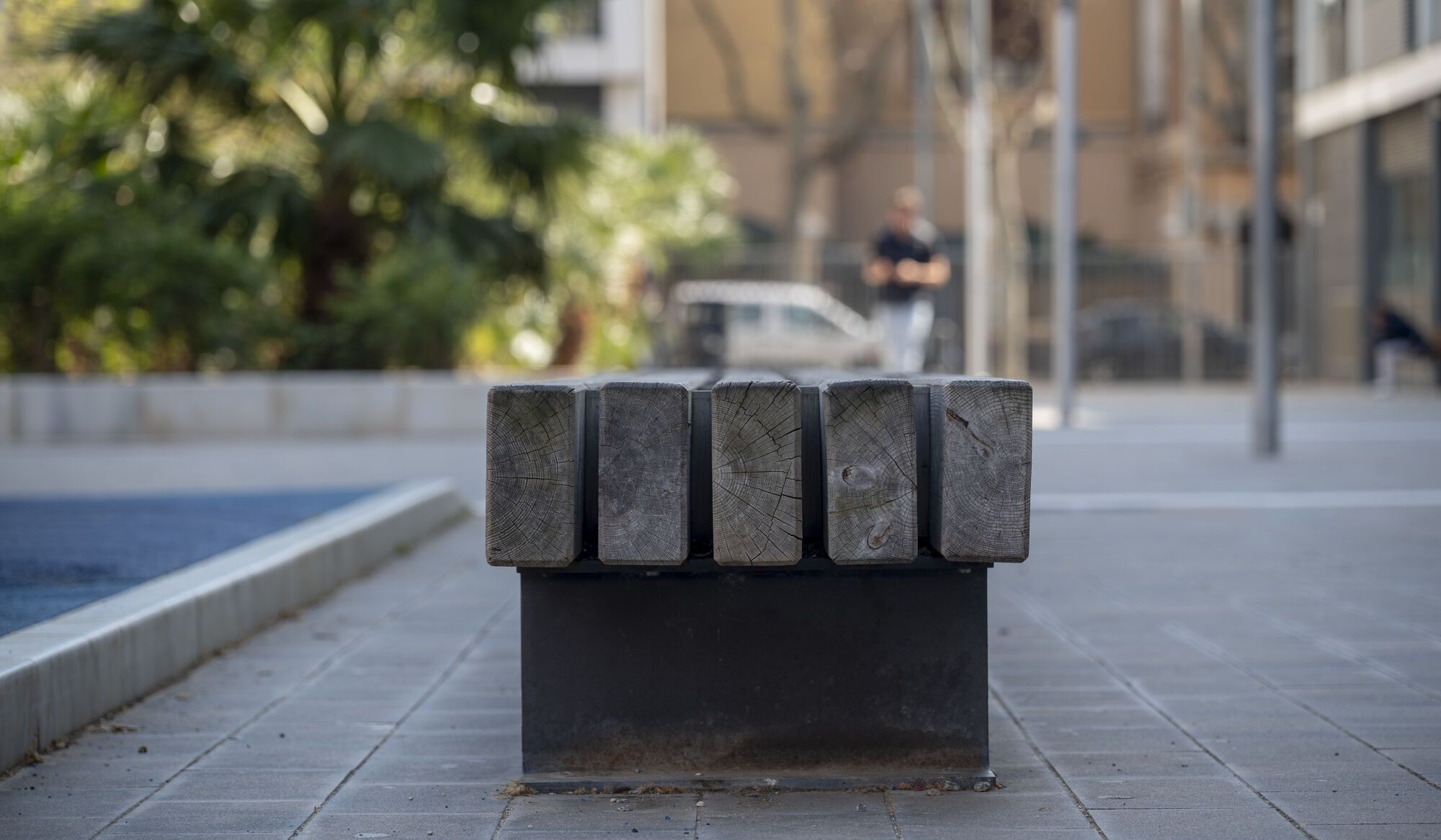 Barcelona diversifica el mobiliario en sus calles: bancos, sillas, tumbonas y mucho más