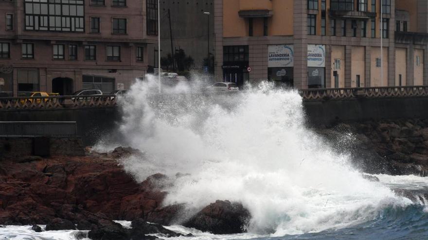 Fuerte oleaje en la costa de A Coruña.