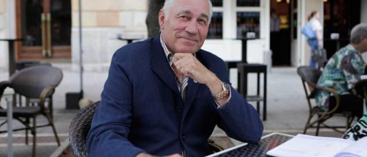 Antonio Mortera, en una terraza del centro de Gijón.