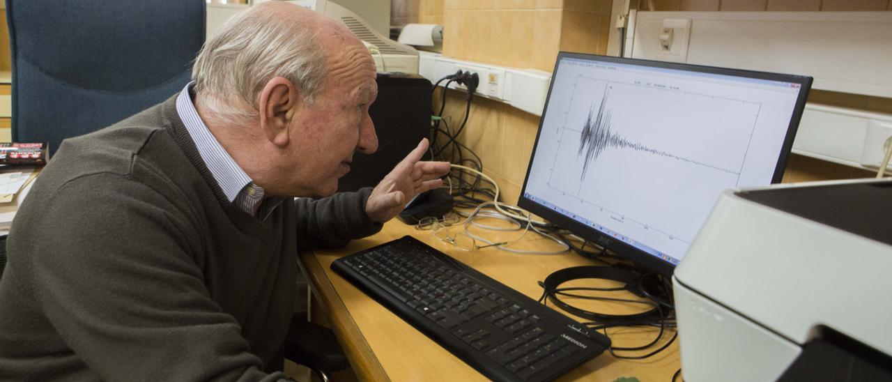 pedro jáuregui, departamento de ciencias de la tierra de la universidad de alicante. terremoto registrado el domingo 24/03/2019. escala 4El profesor Pedro Jauregui, durante su etapa en el departamento de Ciencias de la Tierra de la UA, comprobando el sismógrafo en marzo de 2019.