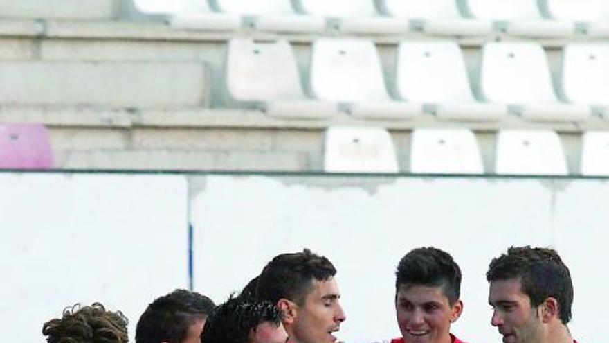 Los jugadores celebran el gol de Dani Hernández. / Foto Emilio Fraile