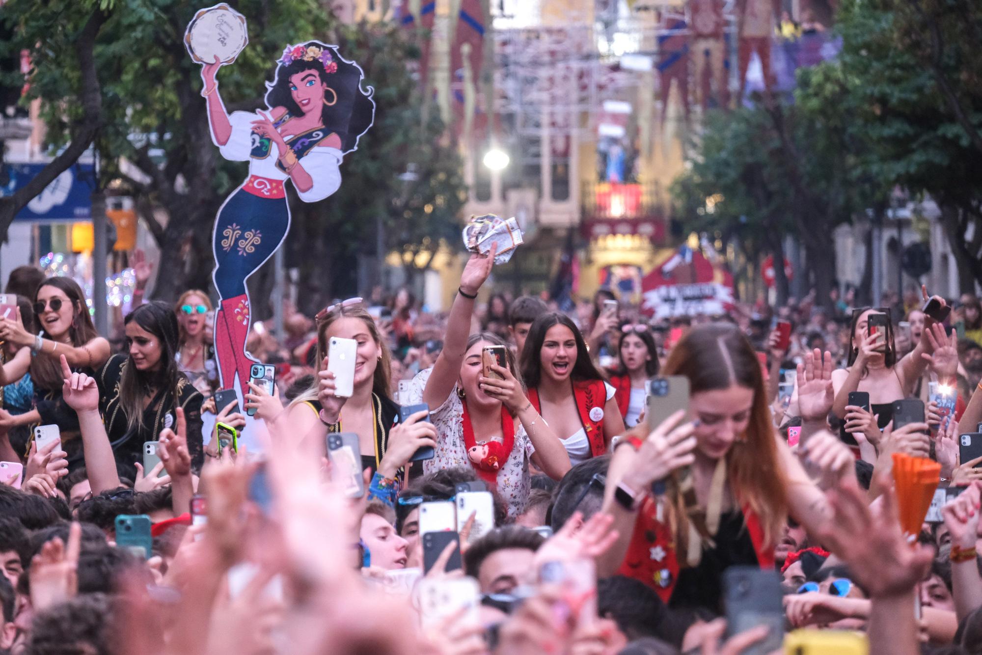 ¡Elda ya está en fiestas! Así ha sido la Entrada de bandas y el pasodoble "Idella"