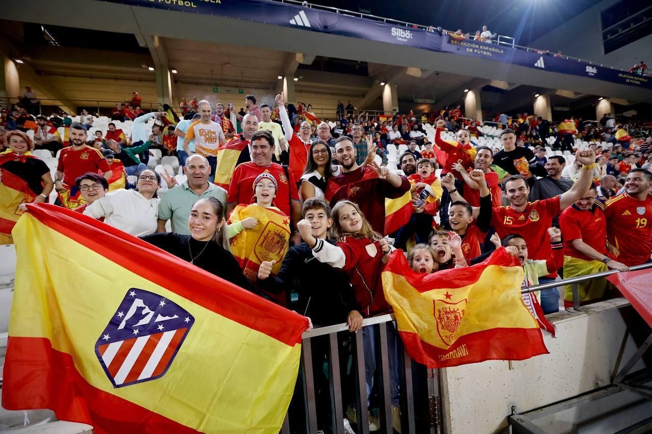El apoyo de la afición cordobesa a la selección española, en imágenes