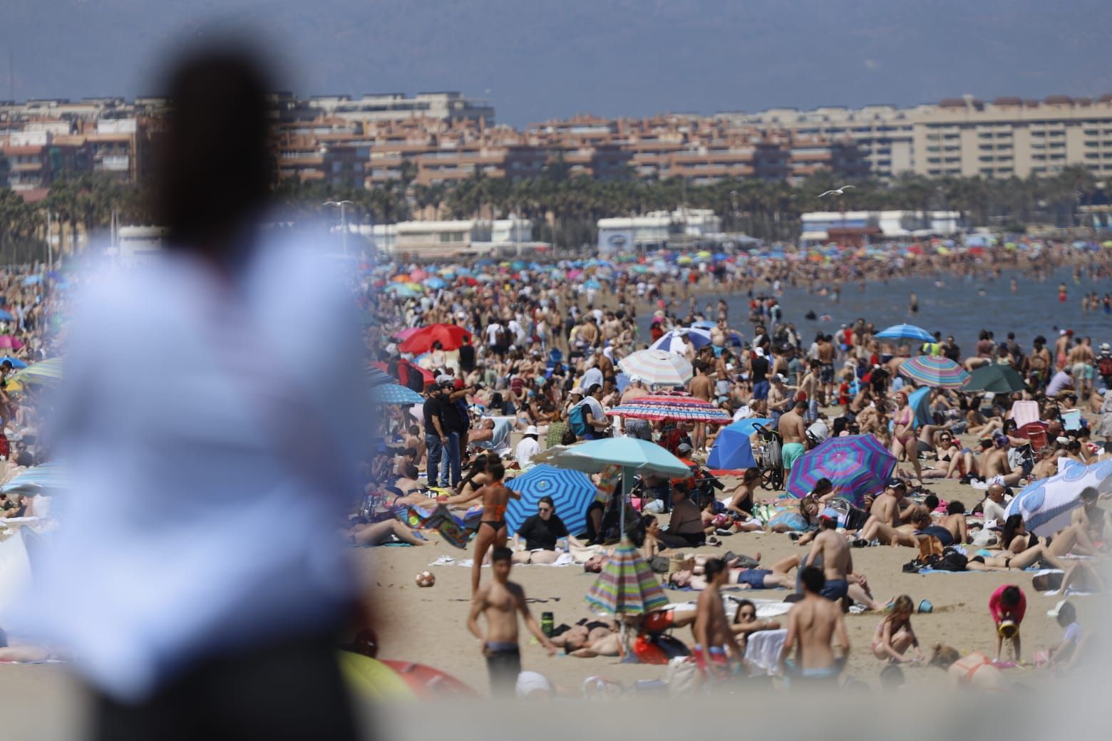 Una nueva jornada de calor llena las playas