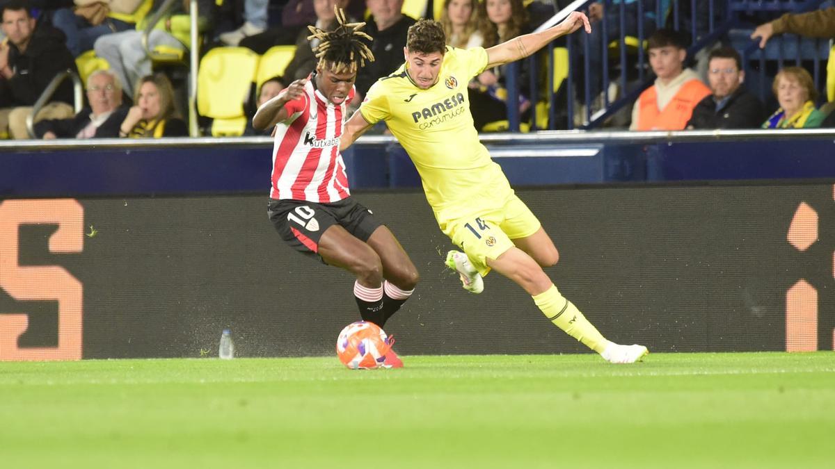 Nico disputa el balón con Comesaña.