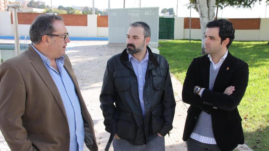 Los vecinos culpan del cierre de la piscina de Paterna a la «inoperancia» de los políticos