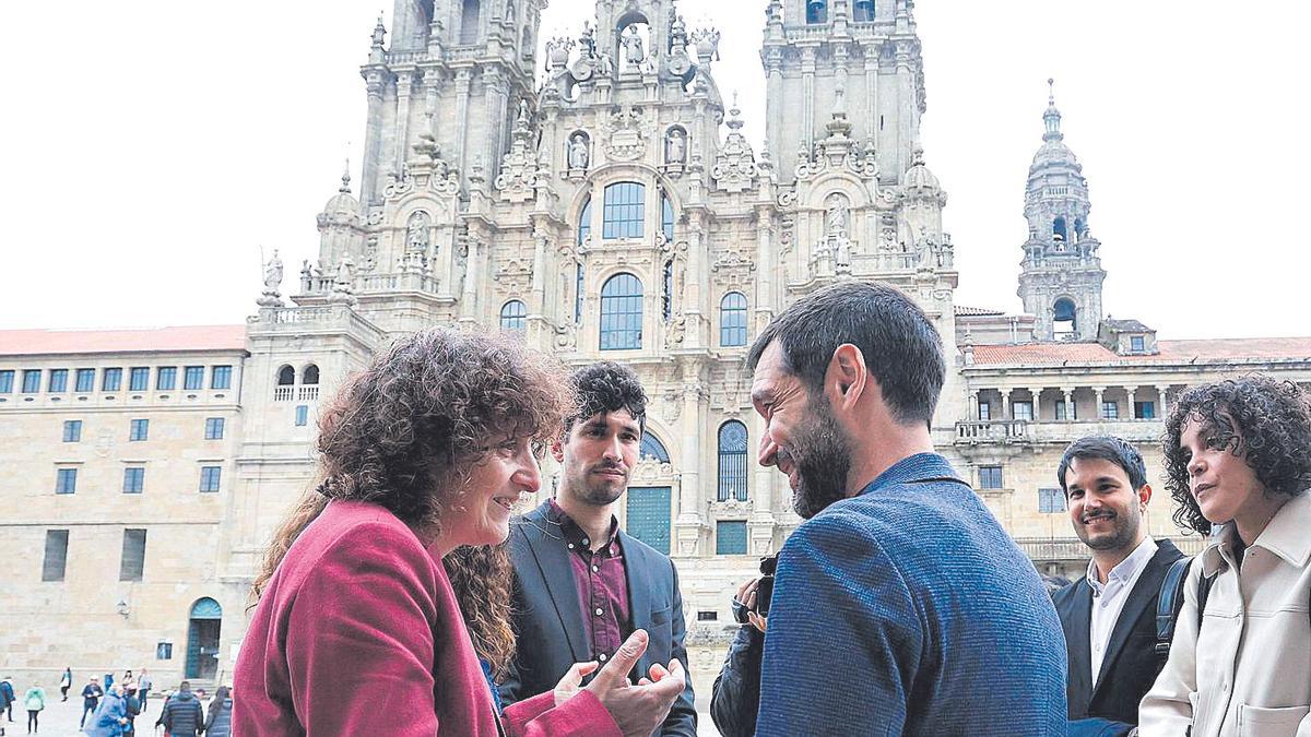 Goretti Sanmartín y Pablo Bustinduy, en primer plano, en la Praza do Obradoiro. | A. Hernández Ríos