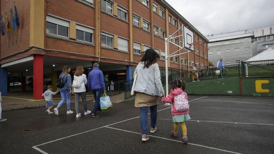 Padres y alumnos en el colegio Quirinal de Avilés