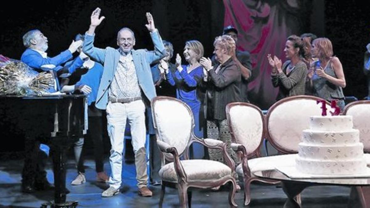 El dramaturgo y guionista Josep Maria Benet i Jornet, rodeado de los actores participantes en su homenaje, ayer en el TNC.