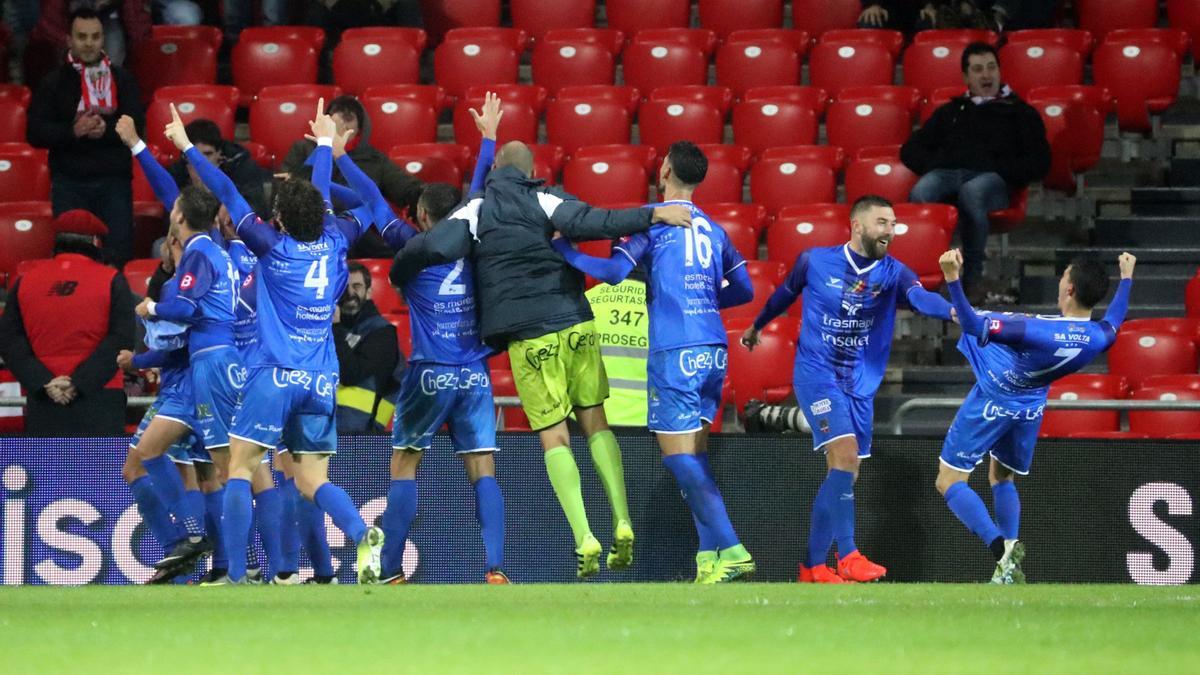 Jugadores del Formentera celebran el gol en San Mamés.