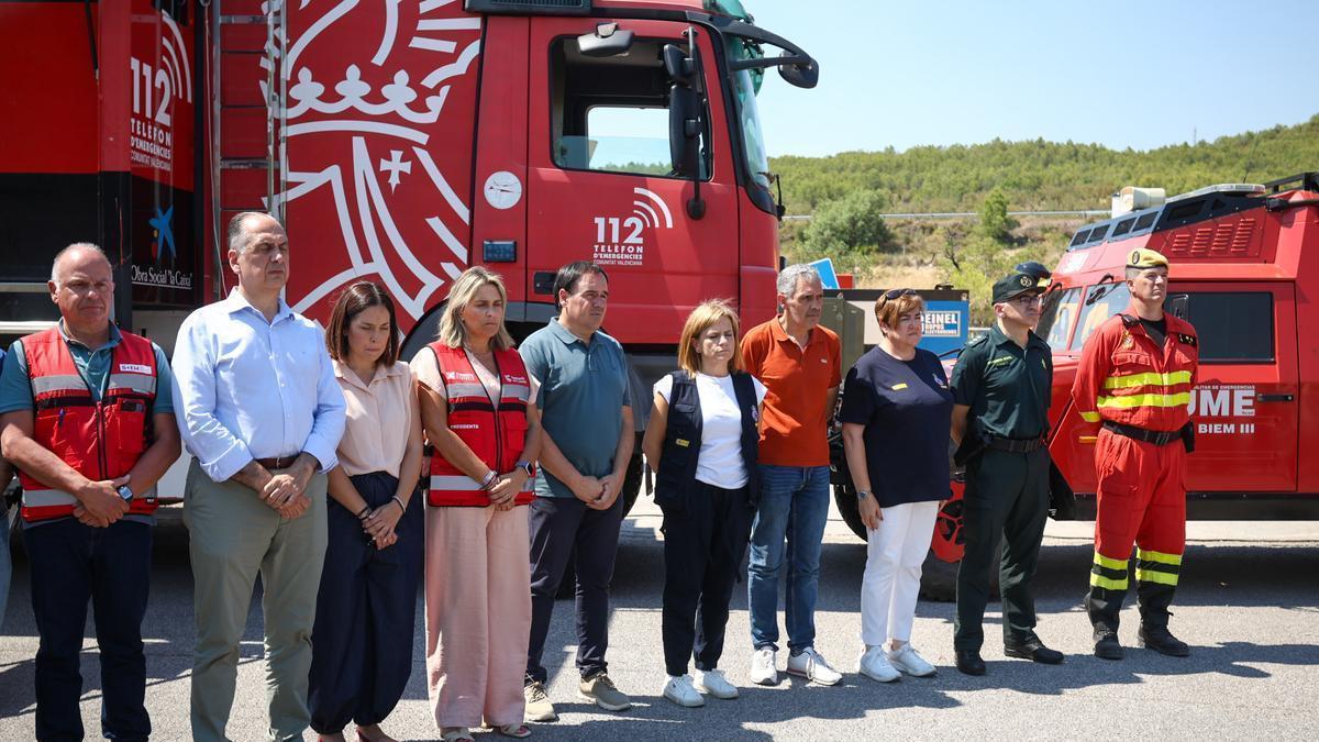Pérez Llorca y Pilar Bernabé, durante el minuto de silencio en el PMA de Soneja por el asesinato machista de Alicante.