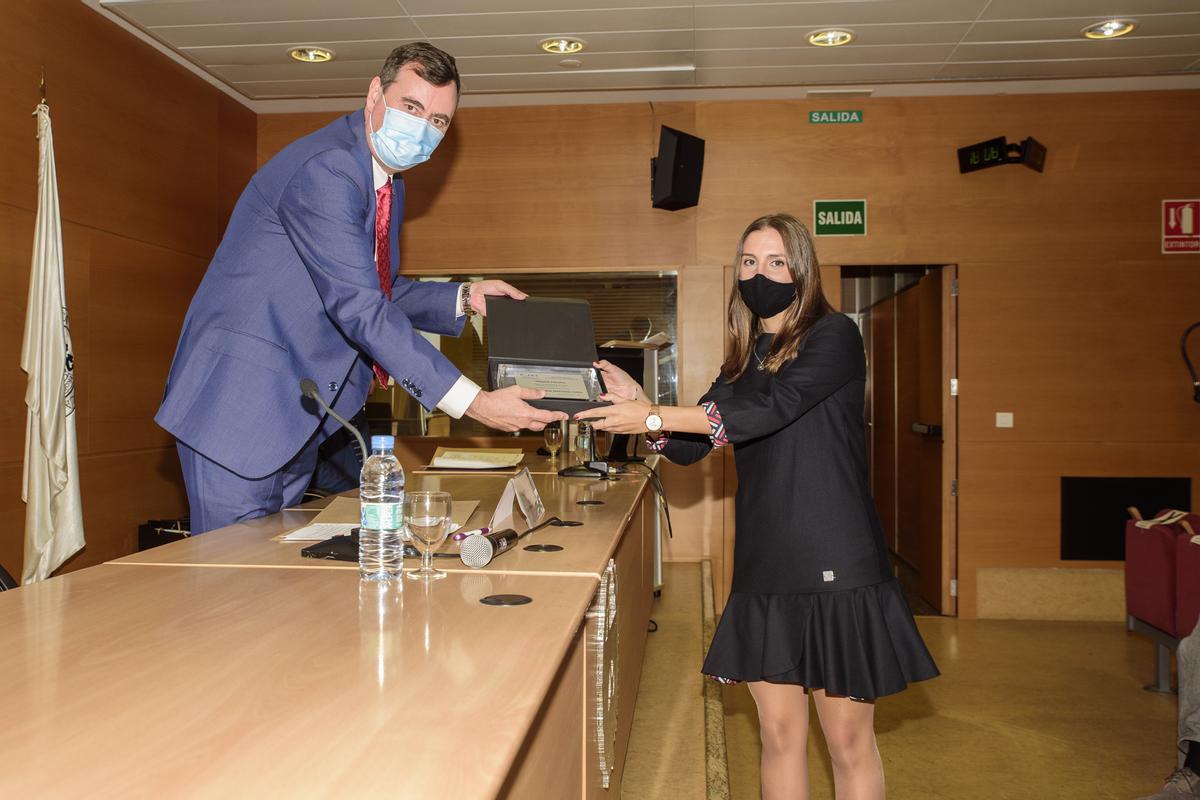 Eugenio Pellicer, Director de la ETSICCP UPV, entrega el primer premio a  Mª Teresa Martínez Comes.
