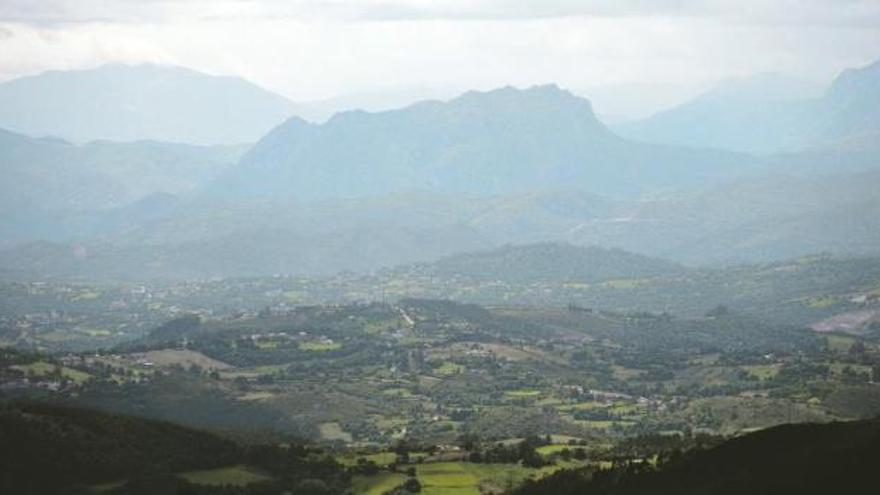 Vistas de la zona central de Asturias desde el Campo la Liebre, un collado próximo a la cima del Gorfolí.
