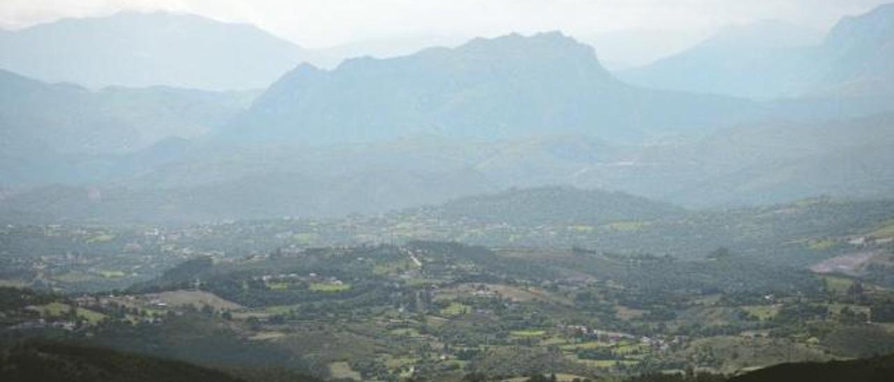 Vistas de la zona central de Asturias desde el Campo la Liebre, un collado próximo a la cima del Gorfolí.