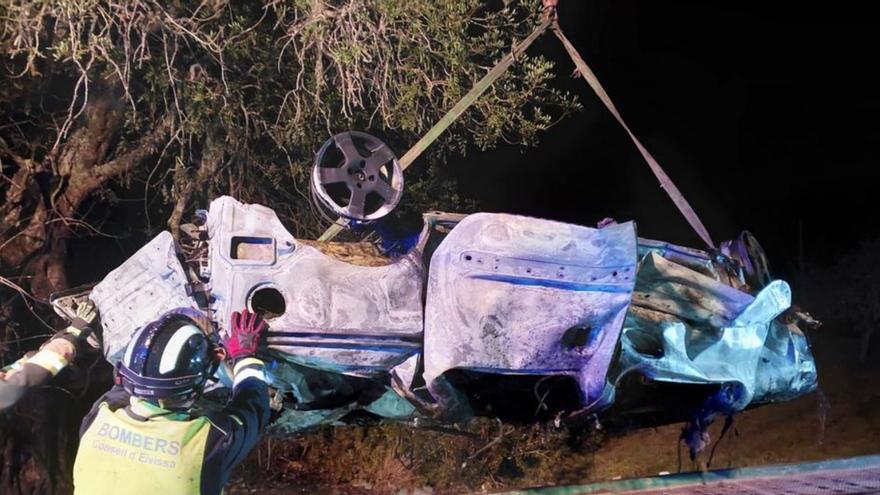 Un coche se incendia tras chocar contra un algarrobo en Ibiza