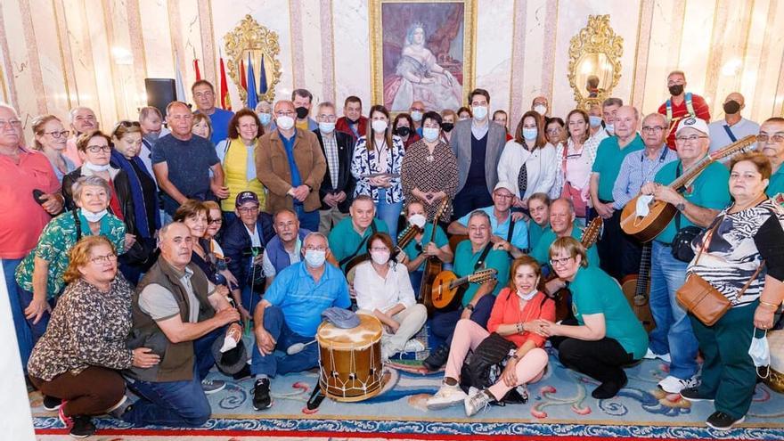 El grupo canario fue recibido por el Ayuntamiento de Segovia.