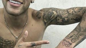 Neymar, con su nuevo tatuaje.