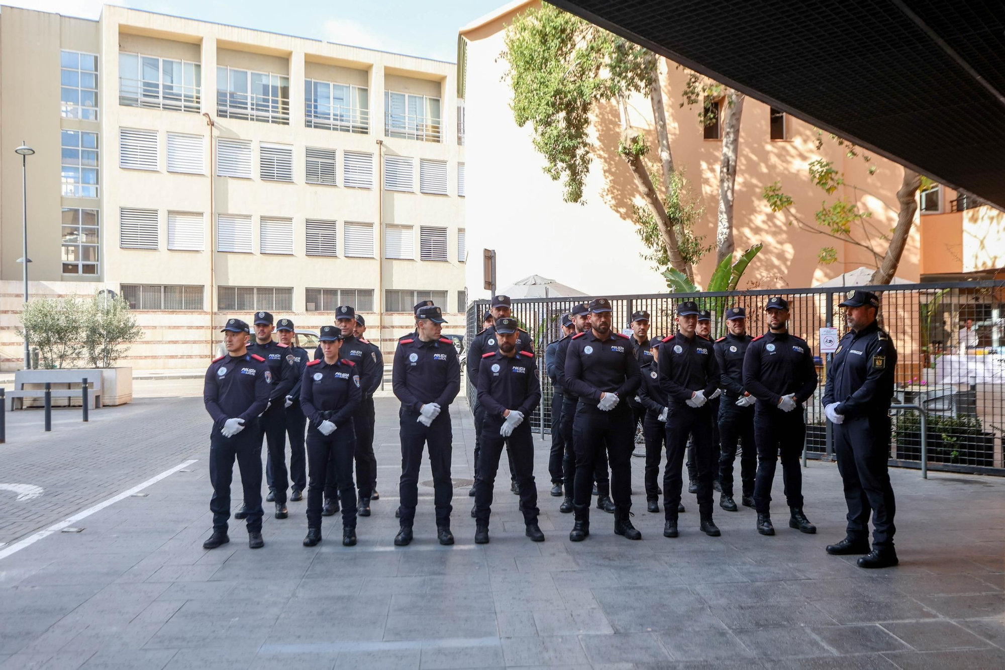 Agentes de la Policía Local de Ibiza posan después de un curso en Can Ventosa