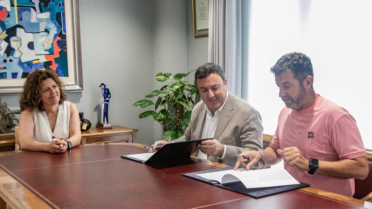 José Antonio Vidal Romero, dereita, asinando o convenio con Valentín González Formoso.