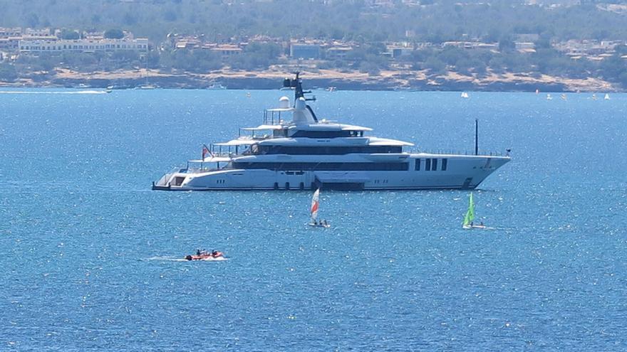 Schwimmender Palast: Megayacht von unbekanntem US-Millionär liegt vor der Playa de Palma