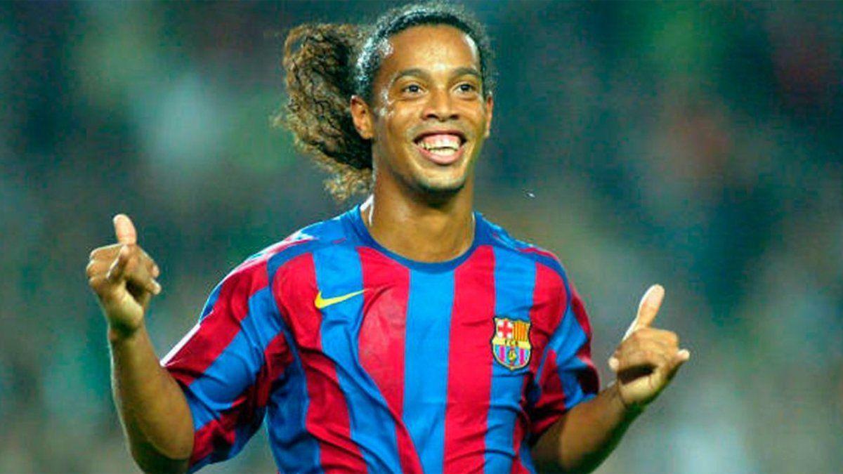 Ronaldinho celebra un gol con el Barça.