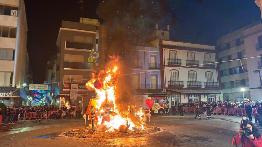 Vídeo: 'Cremà' de la Falla El Campanar de Benicarló