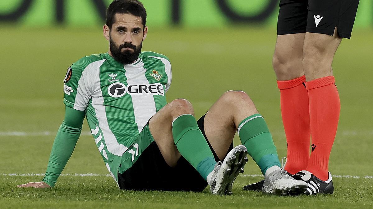Isco cae lesionado en un partido del Betis.