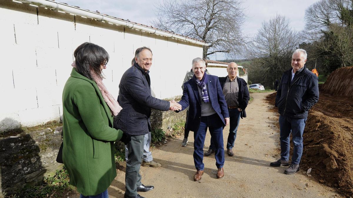 Jesús Otero y el alcalde Luis Taboada se saludan, durante una visita de Cores Tourís y Antonio Crespo.