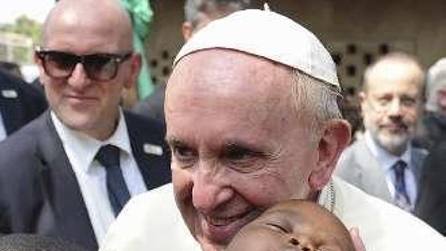 El Papa, con unos niños. //Efe