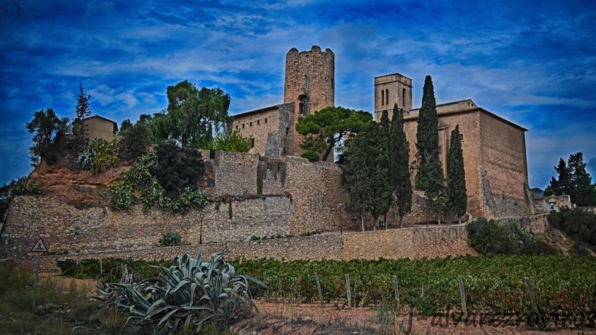 Panorámica del Castell i la església de Sant Pere de Ribes.