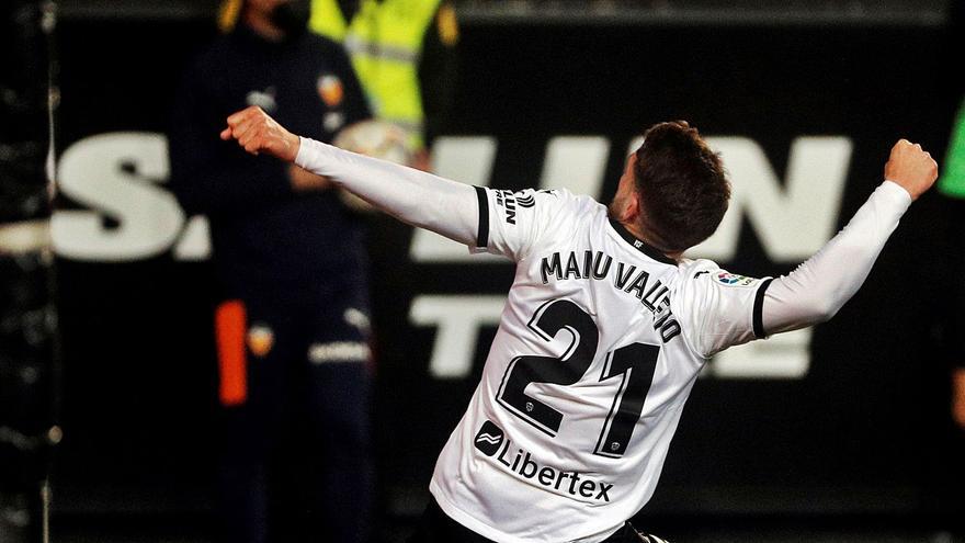 Manu Vallejo celebra el primer gol del Valencia CF, en el descuento, ante el Celta. | EFE/JUAN CARLOS CÁRDENAS