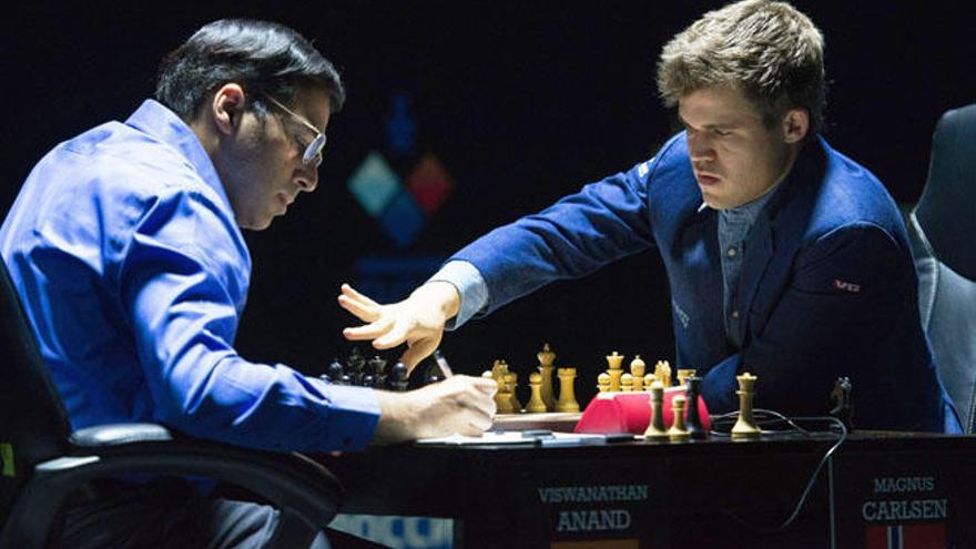 Anand y Carlsen durante una de las partidas desarrolladas en Sochi (Rusia).
