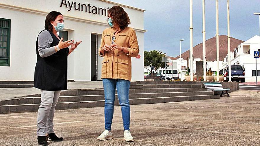 Tías anima al comercio con flores de Pascua