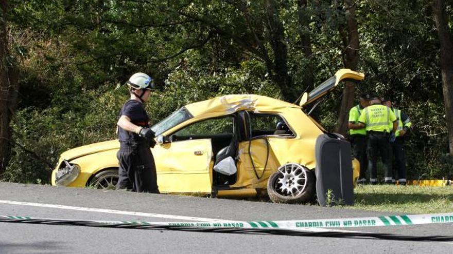 Mueren tres jóvenes en Ferrol al estrellar su coche contra un poste de hormigón