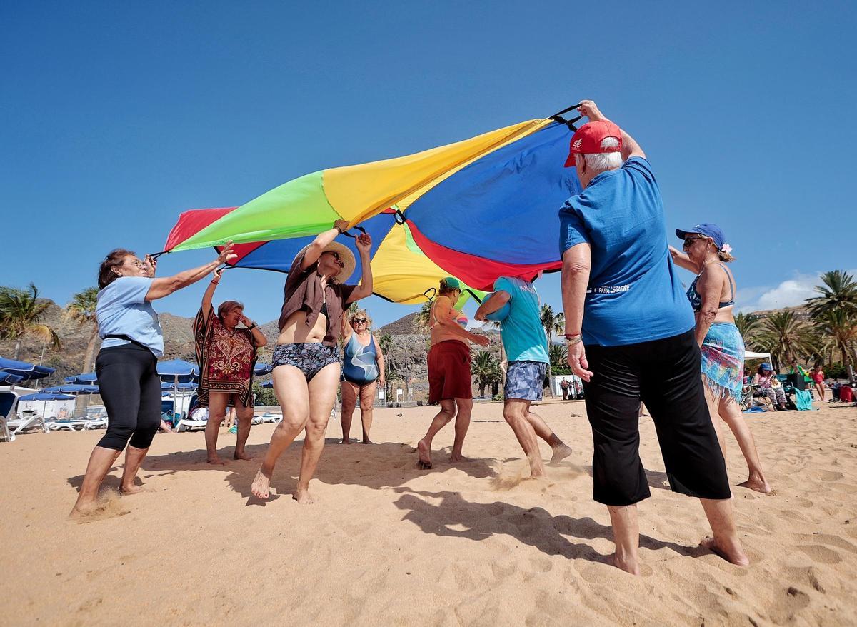 Olimpiadas Playeras en la playa de Las Teresitas por el Día de Los Abuelos y Abuelas Olimpiadas Playeras en la playa de Las Teresitas por el Día de Los Abuelos y Abuelas