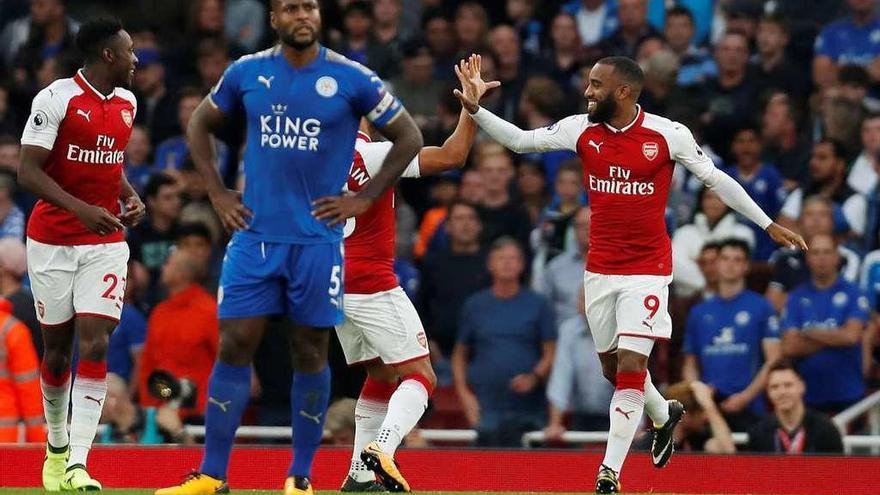 Lacazette (9) celebra el primer gol del Arsenal con sus compañeros.