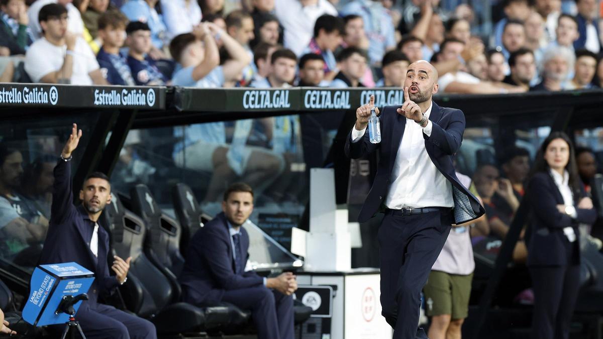 Claudio Giráldez da instrucciones desde el banquillo en el último partido de la pasada temporada.