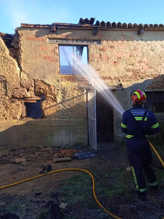 Así ha quedado una vivienda deshabitada tras un incendio en Colinas de Trasmonte